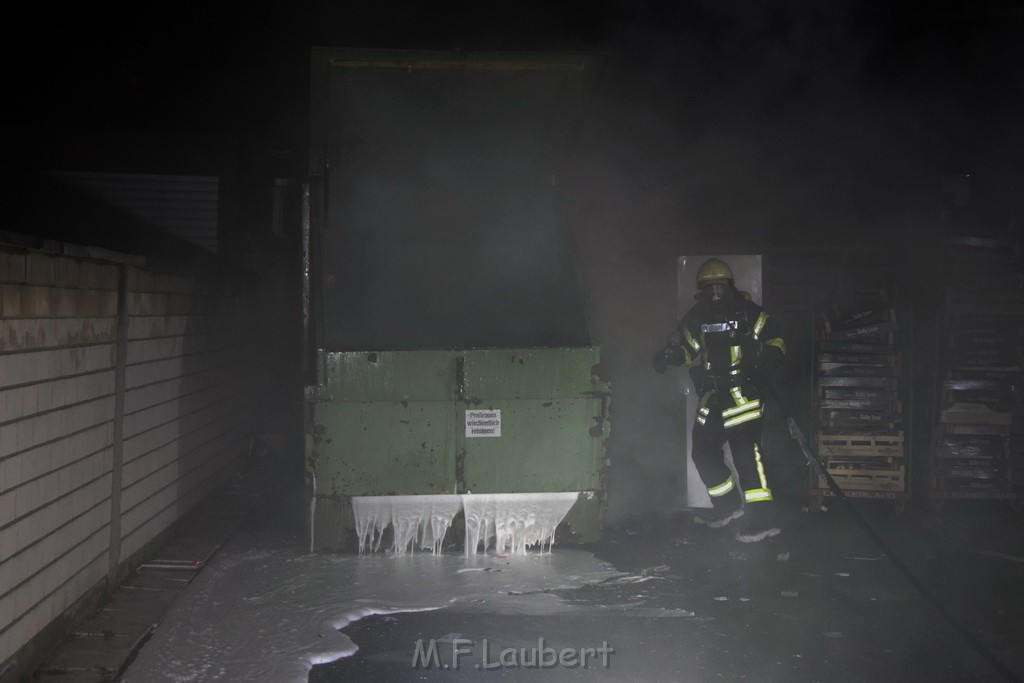 Feuer Papp Presscontainer Koeln Hoehenberg Bochumerstr P102.JPG - Miklos Laubert